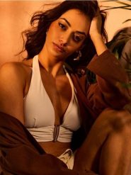 Żakiet kimono z domieszką wiskozy - żółty. Żółte marynarki i żakiety damskie Sinsay, bez wzorów, z wiskozy, bez kołnierzyka, bez ramiączek. Za 69.99 zł.