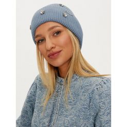 Czapka Guess. Niebieskie czapki damskie Guess, na zimę, z aplikacjami. Za 239.99 zł.