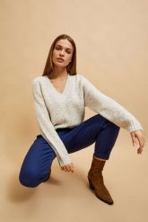 Sweter z dekoltem w serek i długimi rękawami perłowy. Białe swetry nierozpinane damskie MOODO, s, bez wzorów, z bawełny, bez kołnierzyka, bez ramiączek. W wyprzedaży za 74.99 zł.