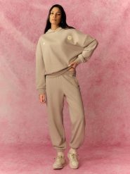 4F Spodnie dresowe joggery damskie - szare XL. Szare spodnie dresowe damskie 4F, bez wzorów, z dresówki, z podwyższonym stanem. Za 149.99 zł.