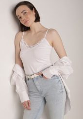 Biały Bawełniany Top na Ramiączkach z Ozdobną Koronką przy Dekolcie Berlisa. Białe topy damskie Born2be, m, bez wzorów, z bawełny, eleganckie, bez kołnierzyka, bez ramiączek. Za 29.99 zł.