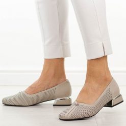 Taupe ażurowe skórzane czółenka damskie Vinceza 99203. Szare czółenka damskie VINCEZA, na lato, w ażurowe wzory, z jeansu, eleganckie, bez obcasa, na obcasie, bez zapięcia. Za 239.00 zł.