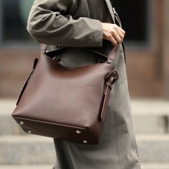 Shopperka Solier FL44 Elara c. brązowa. Brązowe shopperki damskie Solier, bez wzorów, ze skóry, na ramię, bez dodatków. Za 329.00 zł.