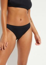 Figi bikini z typowym wycięciem na nogi. Czarne bikini bonprix, bez wzorów. Za 32.99 zł.