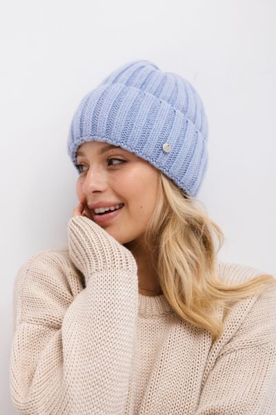 WEŁNIANA CZAPKA JANE BŁĘKITNA One size - Flawless. Niebieskie czapki damskie Flawless, na zimę, bez wzorów, z poliamidu, eleganckie. Za 115.00 zł.