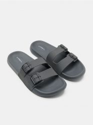 Klapki z podwójnym paskiem i klamrami - szary. Szare klapki męskie Sinsay, bez wzorów, bez zapięcia. Za 29.99 zł.