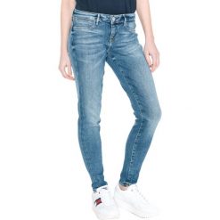 Guess Dżinsy Niebieski. Niebieskie jeansy damskie Guess, z aplikacjami, z bawełny. Za 447.95 zł.