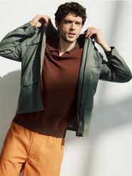 Strukturalny sweter polo - bordowy. Czerwone swetry męskie Reserved, l, bez wzorów, z bawełny, bez kołnierzyka, bez ramiączek. W wyprzedaży za 65.99 zł.