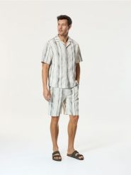 Koszula z haftowanym wzorem - złamana biel. Koszule męskie Reserved, l, bez wzorów, z bawełny, bez kołnierzyka, bez ramiączek. Za 179.99 zł.