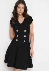 Czarna Elegancka Sukienka Rozkloszowana z Wiskozą Zdobiona Guzikami Farelna. Czarne sukienki damskie Born2be, na co dzień, na lato, z aplikacjami, z wiskozy, eleganckie, bez kołnierzyka, bez ramiączek, mini, kopertowe. Za 209.99 zł.