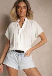 Biała Bluzka Oversize z Wiskozą o Kroju Nietoperz z Dekoltem w Serek Davithiel. Białe bluzki damskie Renee, bez wzorów, z jeansu, eleganckie, bez kołnierzyka, bez ramiączek. Za 54.99 zł.