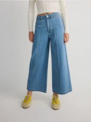 Jeansy wide leg z przeszyciami - niebieski. Niebieskie jeansy damskie Reserved, bez wzorów, z bawełny. W wyprzedaży za 99.99 zł.