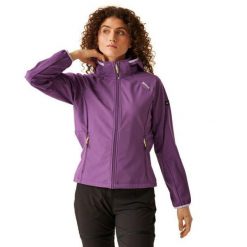 Kurtka softshell dla kobiet Regatta z kapturem RWL243. Fioletowe kurtki sportowe damskie Regatta, l, bez wzorów, z elastanu, bez ramiączek, z kapturem, trekkingowe. Za 139.99 zł.
