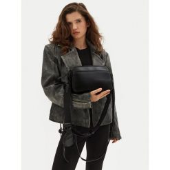 Torebka Steve Madden. Czarne listonoszki damskie Steve Madden, bez wzorów, bez dodatków. Za 469.99 zł.