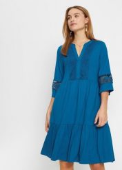 Sukienka tunikowa z miękkiej wiskozy. Niebieskie sukienki damskie bonprix, bez wzorów, z koronki, bez kołnierzyka, bez ramiączek, mini. Za 139.99 zł.
