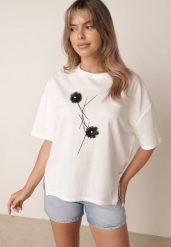 Biały T-shirt z Wiskozy z Perełkami i Kwiatami 3D Rossalie. Białe t-shirty damskie Born2be, l, bez wzorów, z jeansu, bez kołnierzyka, bez ramiączek. Za 79.99 zł.