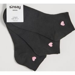 Skarpetki z haftowanym sercem - Czarny. Czarne skarpetki damskie Sinsay, bez wzorów. Za 9.99 zł.