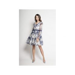 YUUKO – JEDWABNA SUKIENKA COCKTAILOWA. Niebieskie sukienki damskie Myoko, l, bez wzorów, z jedwabiu, bez kołnierzyka, bez ramiączek, rozkloszowane. Za 646.00 zł.