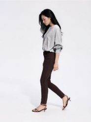 Jeansy slim fit - brązowy. Brązowe jeansy damskie Reserved, bez wzorów, z bawełny. Za 99.99 zł.