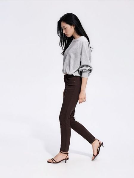 Jeansy slim fit - brązowy. Brązowe jeansy damskie Reserved, bez wzorów, z bawełny. Za 99.99 zł.