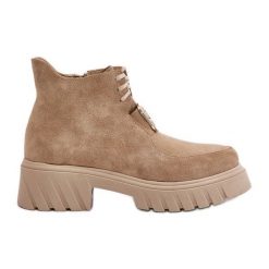 Zazoo 2952 Zamszowe Botki Ze Złotą Ozdobą Beżowe beżowy. Brązowe botki damskie z aplikacjami, z zamszu, eleganckie, bez obcasa, bez zapięcia. Za 580.23 zł.