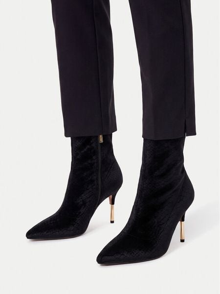 Nine West Botki EO-LBT905665-36B Czarny. Czarne botki damskie Nine West, bez wzorów, z materiału, bez obcasa, na szpilce, bez zapięcia. Za 329.99 zł.