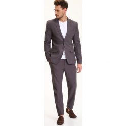 MARYNARKA MĘSKA TALIOWANA Z GUZIKIEM. Szare garnitury męskie TOP SECRET, na lato, m, bez wzorów, z bawełny, eleganckie. W wyprzedaży za 119.99 zł.