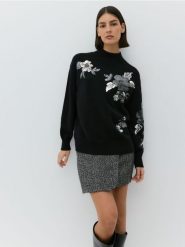 Sweter z cekinowymi aplikacjami - czarny. Czarne swetry nierozpinane damskie Reserved, l, z aplikacjami, z dzianiny, bez kołnierzyka, bez ramiączek. W wyprzedaży za 69.99 zł.