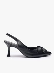 Czarne czółenka bez pięty slingback z kwiatem. Czarne czółenka damskie Ryłko, bez wzorów, z gumy, eleganckie, ze szpiczastym noskiem, bez obcasa, na obcasie, bez zapięcia. Za 399.99 zł.