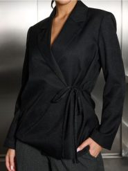 Żakiet z długimi rękawami - czarny. Czarne marynarki i żakiety damskie Sinsay, bez wzorów, bez kołnierzyka, bez ramiączek. Za 79.99 zł.