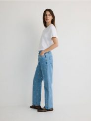 Jeansy straight leg z haftem - niebieski. Niebieskie jeansy damskie Reserved, bez wzorów, z denimu. W wyprzedaży za 159.99 zł.