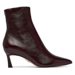 Botki Steve Madden. Czerwone botki damskie Steve Madden, bez wzorów, bez obcasa, na szpilce, bez zapięcia. Za 639.99 zł.