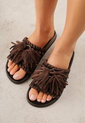 Czarne Klapki w Stylu Boho Zdobione Frędzlami Stavania. Czarne klapki damskie Born2be, na lato, z aplikacjami, z jeansu, boho, bez obcasa, na płaskiej podeszwie, bez zapięcia. Za 99.99 zł.