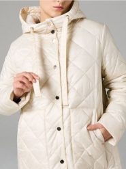 Pikowany płaszcz z regulowanym kapturem - kremowy. Białe płaszcze damskie Sinsay, l, bez wzorów, bez kołnierzyka. Za 89.99 zł.