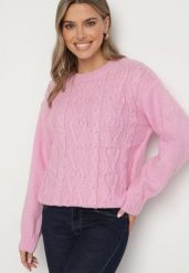 Różowy Sweter z Wełną Ściągaczem i Tłoczeniem Riavonnae. Czerwone swetry nierozpinane damskie Born2be, bez wzorów, z jeansu, eleganckie, bez kołnierzyka, bez ramiączek. Za 79.99 zł.