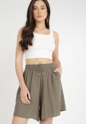 Ciemnozielone Szorty Merella. Zielone szorty damskie Born2be, bez wzorów, z koronki, sportowe. Za 29.99 zł.
