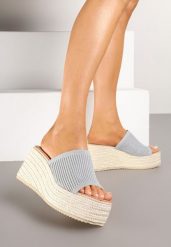 Szare Klapki na Koturnie w Stylu Boho Ozdobione Tłoczoną Cholewką Deolith. Szare klapki damskie Renee, na lato, bez wzorów, z jeansu, boho, z otwartym noskiem, bez obcasa, na koturnie, bez zapięcia. W wyprzedaży za 89.99 zł.