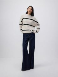 Sweter w paski z domieszką wełny - wielobarwny. Swetry nierozpinane damskie Reserved, l, bez wzorów, z dzianiny, bez kołnierzyka, bez ramiączek. W wyprzedaży za 109.99 zł.