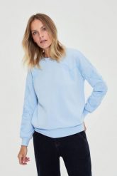 Bluza wkładana przez głowę błękitna. Niebieskie bluzy damskie MOODO, m, bez wzorów, z bawełny, bez ramiączek, bez kaptura. Za 139.99 zł.