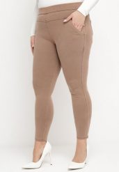 Ciemnobeżowe Spodnie z Gumką w Talii i Prostymi Nogawkami Lotlipa. Brązowe spodnie materiałowe damskie Born2be, bez wzorów, z jeansu, eleganckie, plus size. Za 44.99 zł.