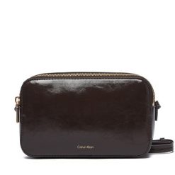 Torebka Calvin Klein. Brązowe listonoszki damskie Calvin Klein, bez wzorów, bez dodatków. Za 409.99 zł.