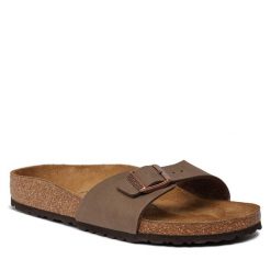 Klapki Birkenstock. Brązowe klapki damskie Birkenstock, bez wzorów, bez obcasa, bez zapięcia. Za 399.99 zł.