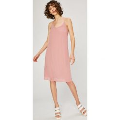 Vero Moda - Sukienka. Czerwone sukienki damskie Vero Moda, na co dzień, l, bez wzorów, z dzianiny, casualowe, bez kołnierzyka, bez ramiączek, mini, proste. W wyprzedaży za 39.90 zł.