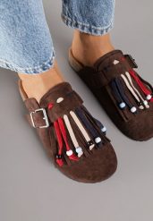 Brązowe Klapki Mule w Stylu Boho z Ozdobnymi Frędzlami Varre. Brązowe klapki damskie Born2be, na lato, bez wzorów, z jeansu, boho, bez obcasa, na płaskiej podeszwie, bez zapięcia. Za 89.99 zł.