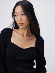 Sweter z bufiastymi rękawami - czarny. Czarne swetry nierozpinane damskie Reserved, l, bez wzorów, z dzianiny, bez kołnierzyka, bez ramiączek. W wyprzedaży za 79.99 zł.