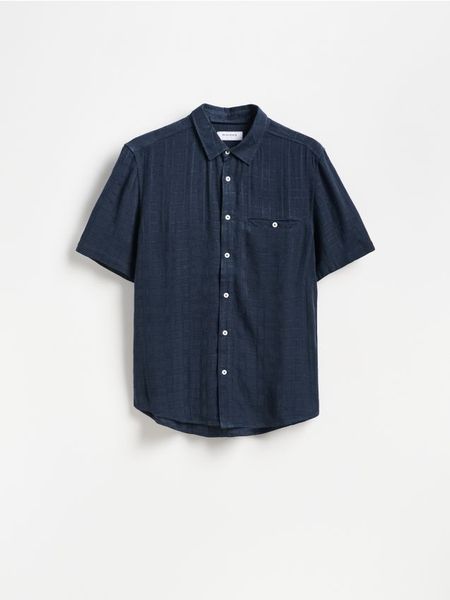 Koszula regular fit w kratę - granatowy. Niebieskie koszule męskie Reserved, l, bez wzorów, z tkaniny, bez kołnierzyka, bez ramiączek. W wyprzedaży za 39.99 zł.