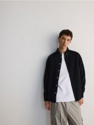 Jeansowa koszula regular fit - czarny. Czarne koszule męskie Reserved, l, bez wzorów, z denimu, bez kołnierzyka, bez ramiączek. W wyprzedaży za 99.99 zł.