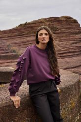 Bluza z falbaną na rękawach burgundowa. Czerwone bluzy damskie MOODO, l, bez wzorów, z elastanu, bez ramiączek, bez kaptura. Za 129.99 zł.