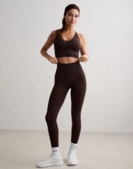 Damskie legginsy invisible scrunch, squat proof Shape Seamless brązowe. Brązowe legginsy damskie Aim'n, bez wzorów, z dzianiny. Za 297.00 zł.