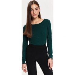 SWETER Z BŁYSZCZĄCYMI KROPKAMI. Zielone swetry nierozpinane damskie TOP SECRET, bez wzorów, klasyczne, bez kołnierzyka, bez ramiączek. W wyprzedaży za 49.99 zł.